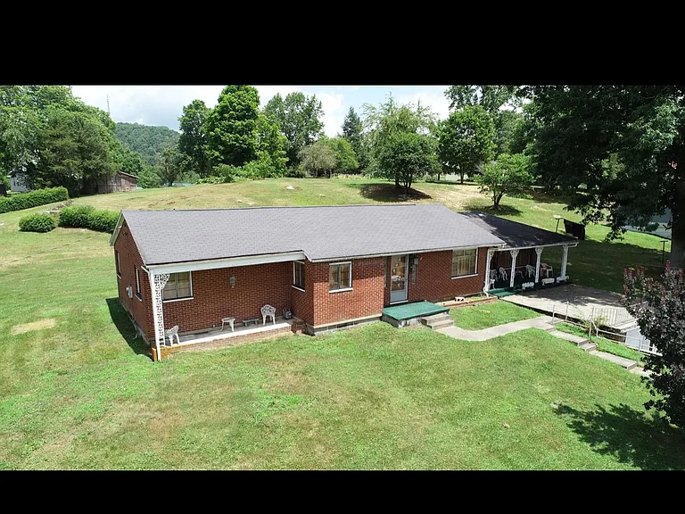 598 Brown Ave — Photo 4