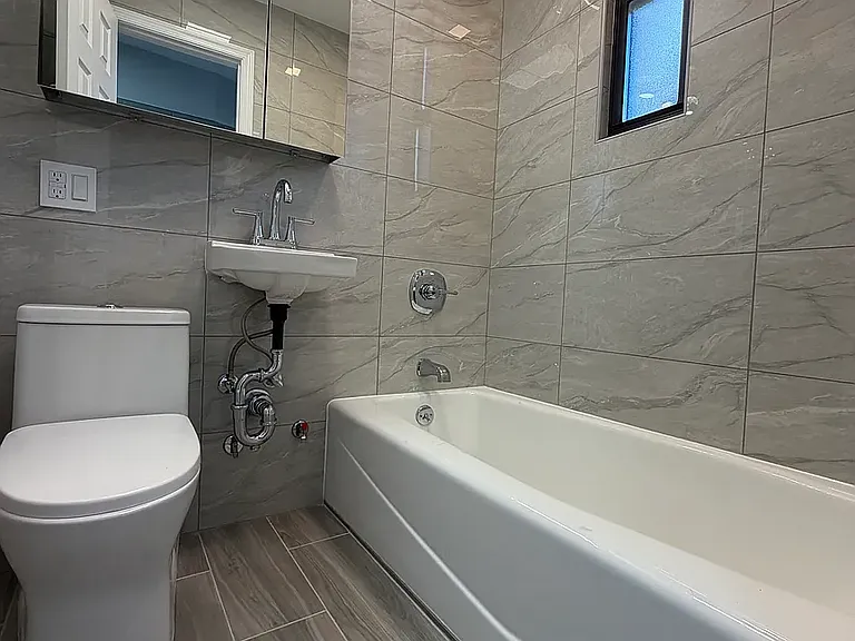 616 Manhattan Ave #3R — Photo 2
