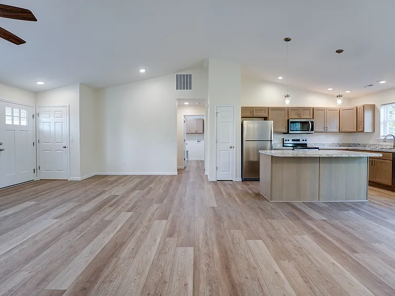 1013 Caroline Ave — Photo 6