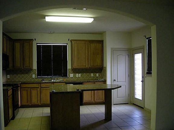 5th image of 1614 Mary Ln