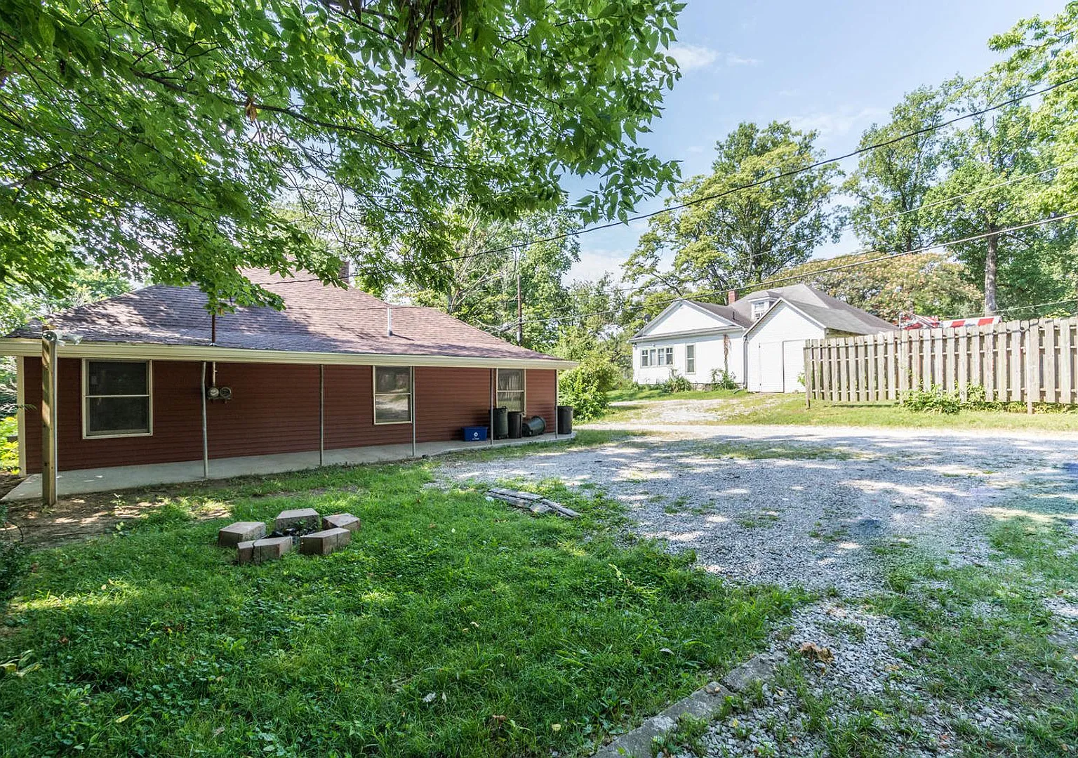 311 E 11th - 5Bed/2Bath - Onsite Parking Available! — Photo 2