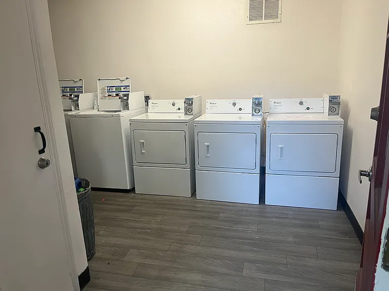 Modern 450 SF Updated Apts w/ Balconies in Ridgecrest — Photo 19