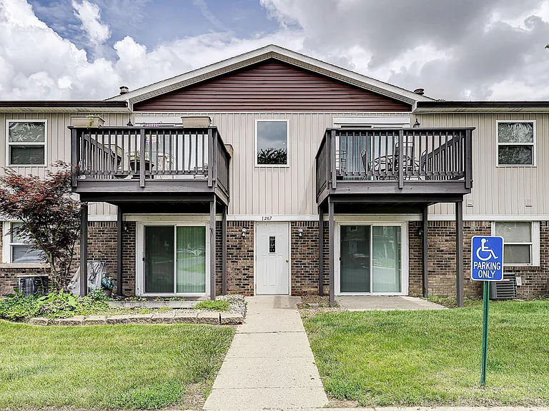 Stonehedge Apartments — Photo 17