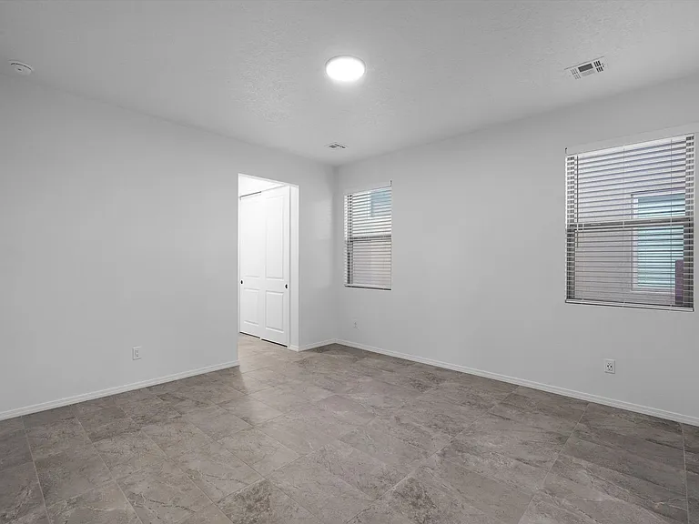 4017 Silver Springs Rd NE — Photo 16
