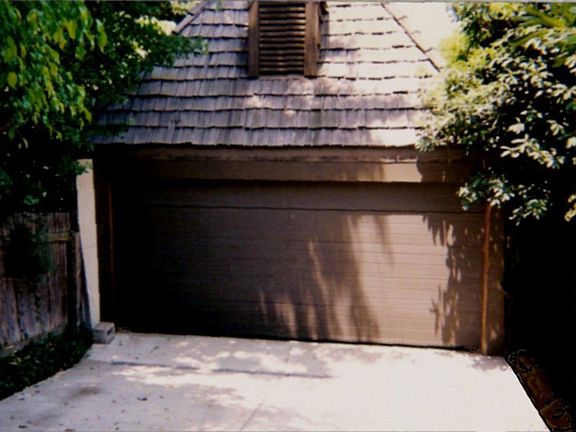 Garage w/ rollup door