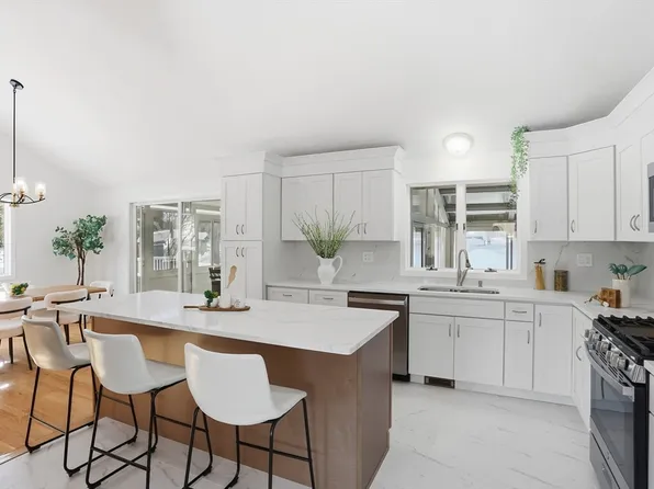 25 Glenridge Dr, Bedford, MA 01730