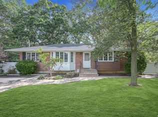5 Woodcliff Rd, Islip Terrace, NY 11752