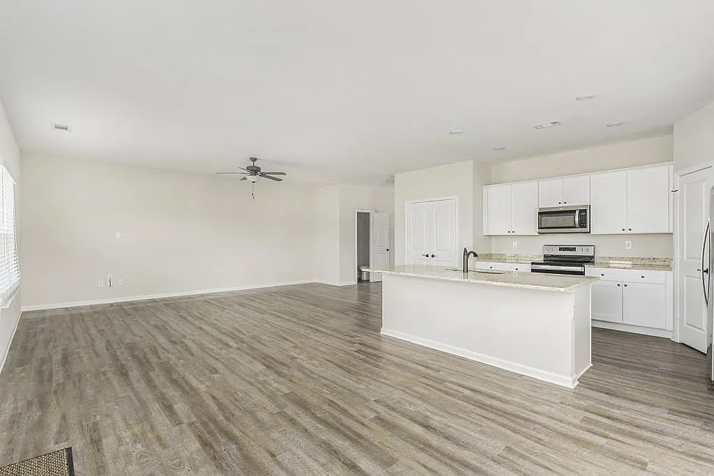 4 bed, 2.5 bath, 2138 sqft, $2,500 — Photo 4