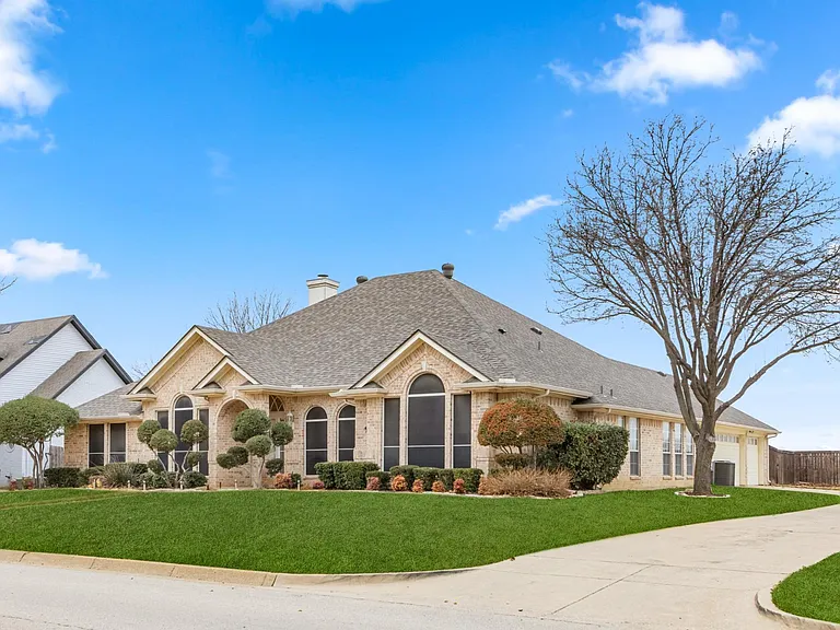 118 W Greenbriar Ln — Photo 2