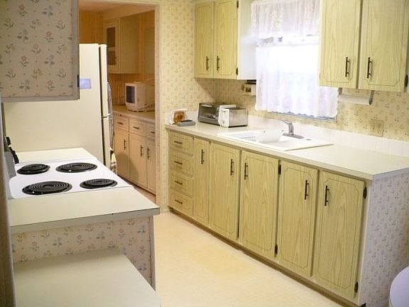 Tons of Kitchen cabinets!