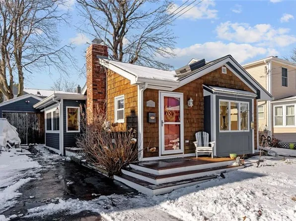 10 Coggeshall Ave, Bristol, RI 02809