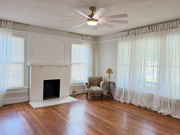 4th image of 609 W Poplar St