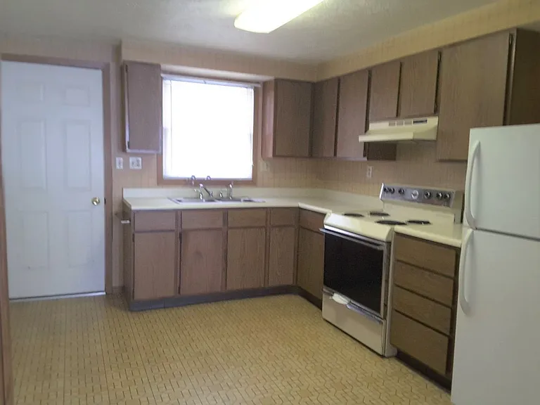 204 S Spring St — Photo 4