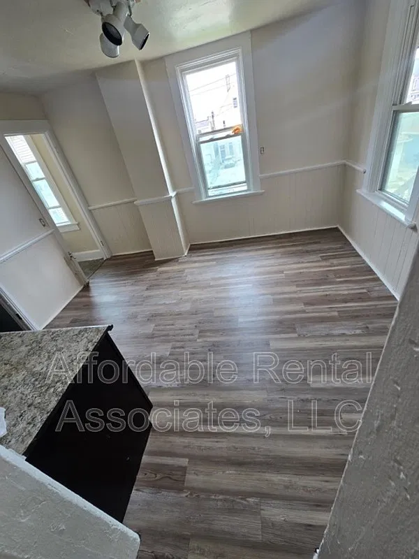 3 bed, 1.0 bath, $1,189 — Photo 2