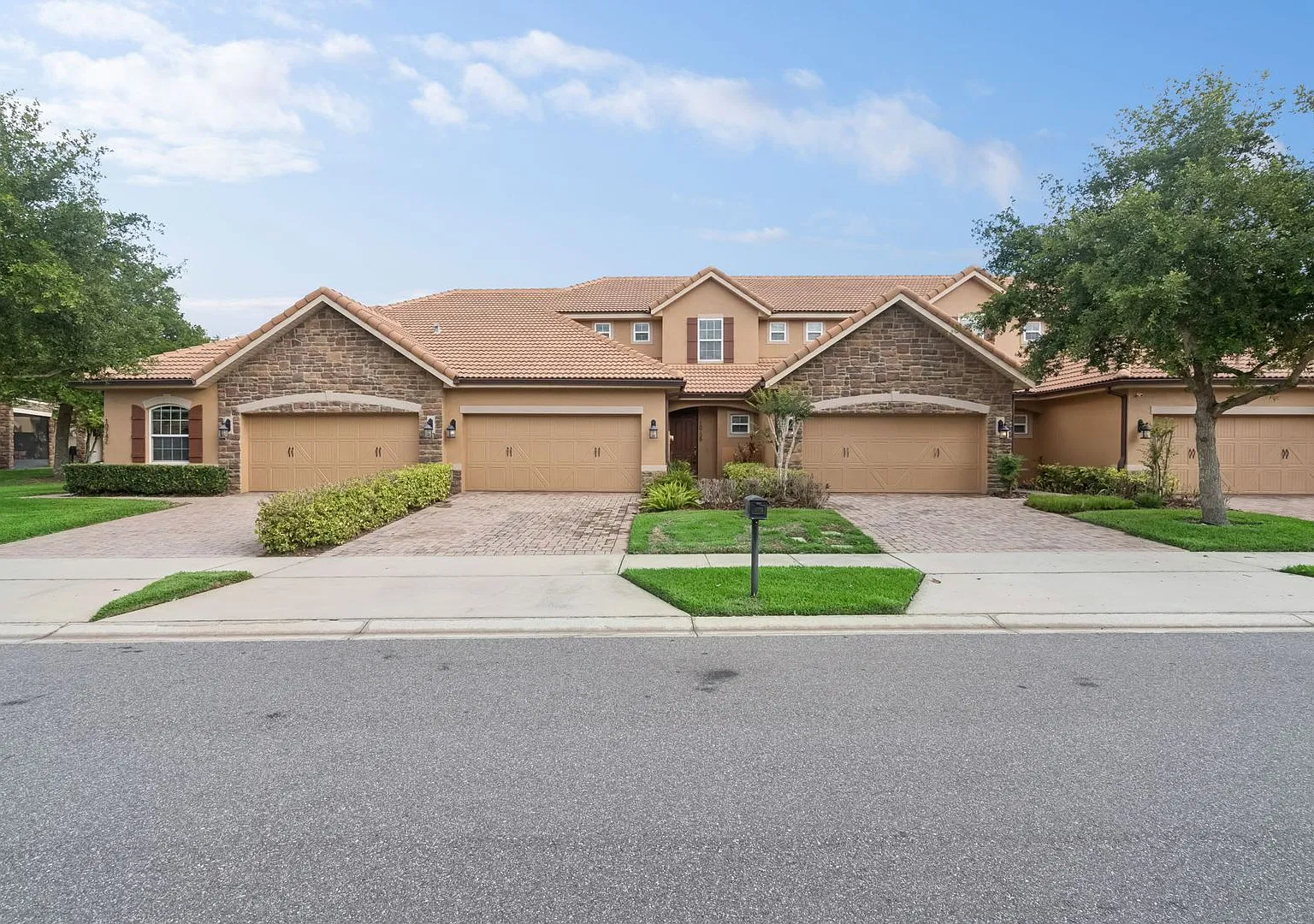 Beatiful Townhome in Guard Gated Eagle Creek 4/3.5/2 — Photo 2