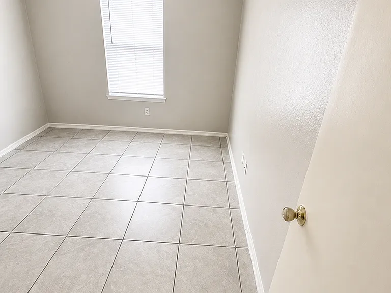 1501 Benttree Dr #B — Photo 8