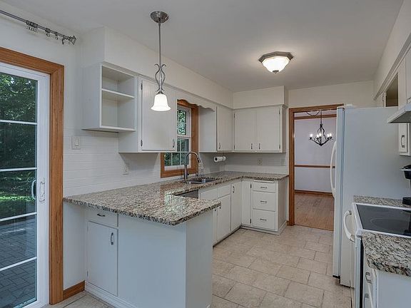4th image of 927 Campfire Dr
