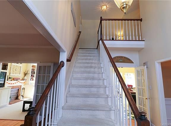 3rd image of 110 Woodfern Pl #96