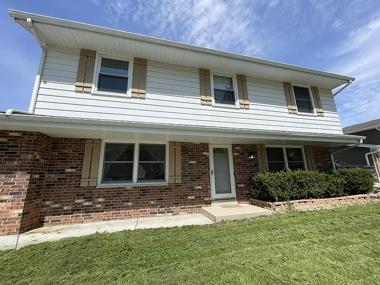 1708 Howlett Ln — Photo 2