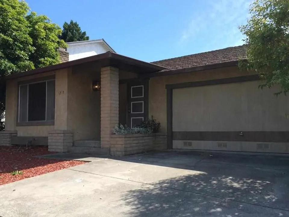 1215 Club Dr