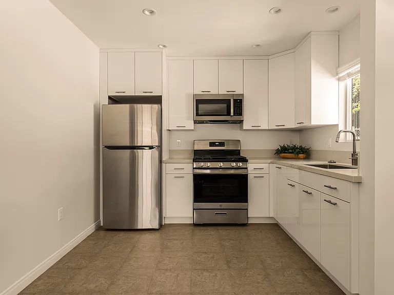 15233 Camarillo St #2 — Photo 3