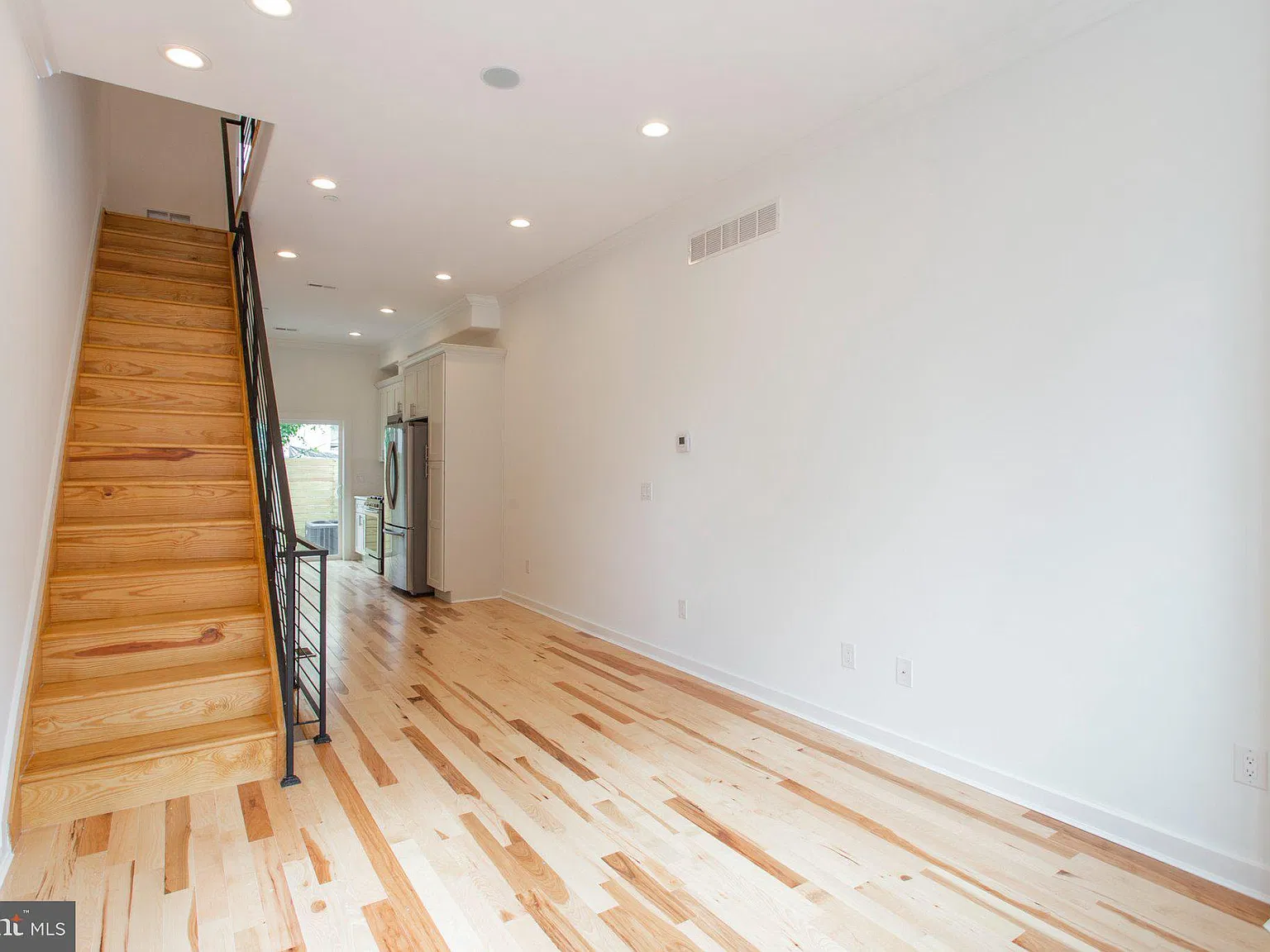 4 bed, 3.0 bath, 2001 sqft, $2,950 — Photo 4