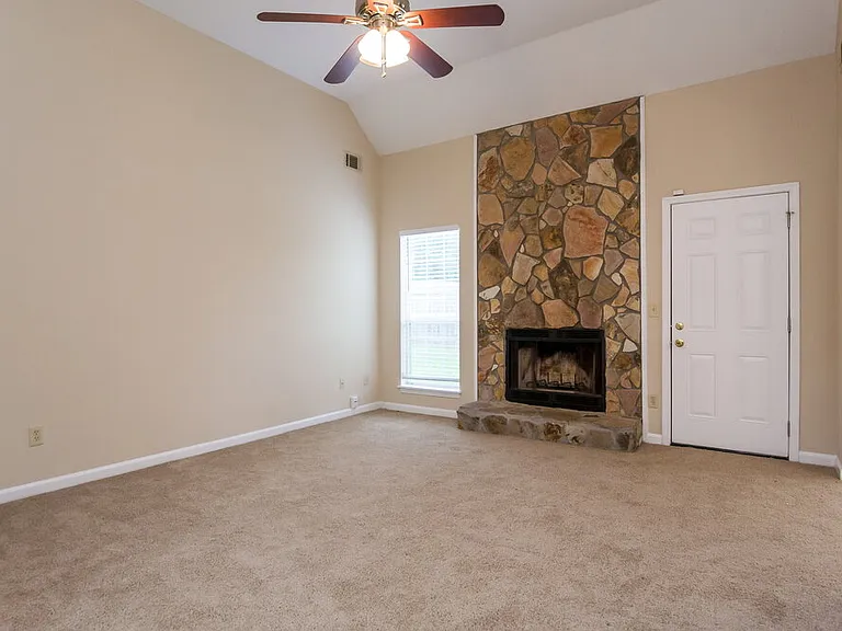 495 Anna Ave — Photo 3