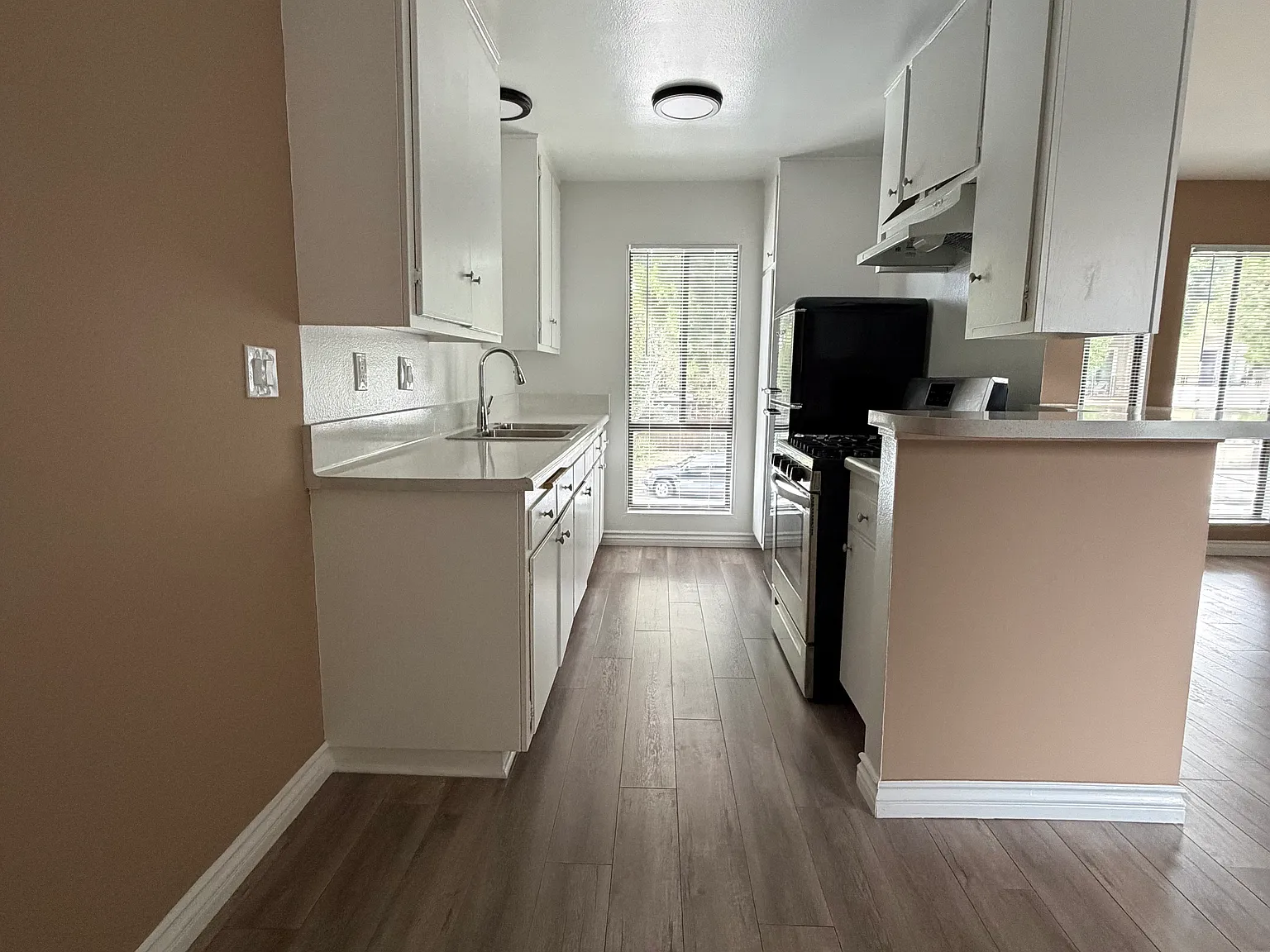 1 bed, 800 sqft, $2,100 — Photo 3