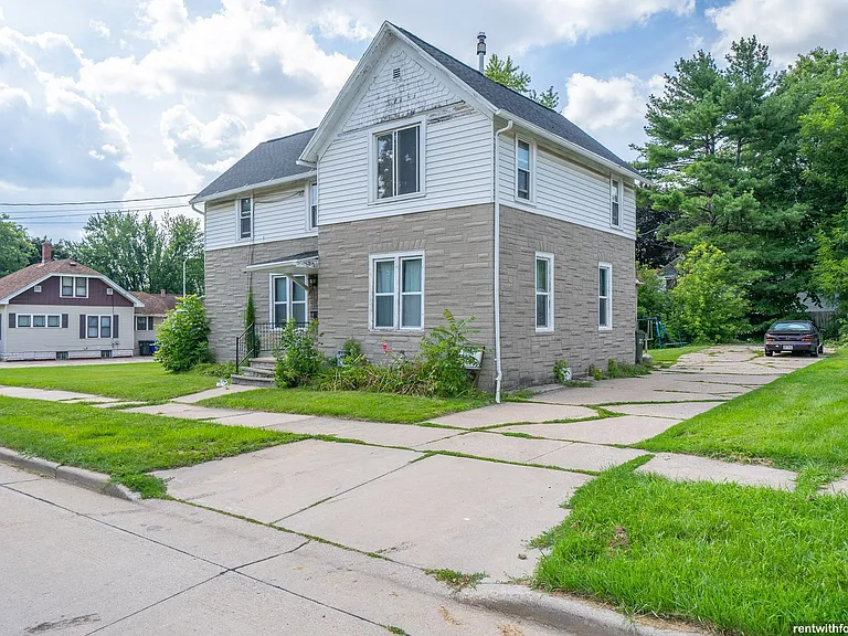 1111 Oviatt St — Photo 3