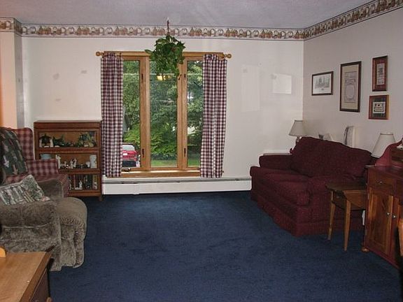Livingroom w/ Large Window