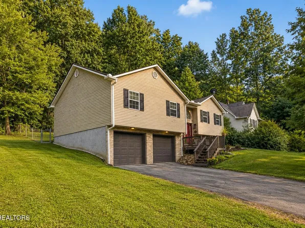 105 Cedar Cir, Jacksboro, TN 37757