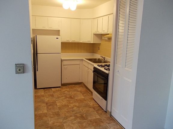 3rd image of 5348 N Cumberland Ave APT 317-2