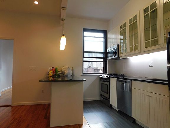 5th image of 206 E 9th St APT 9