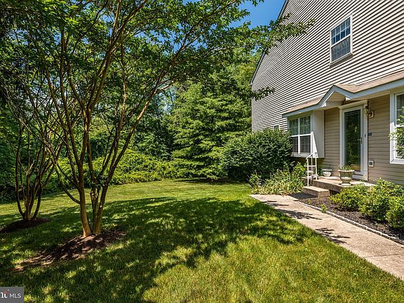 3rd image of 3028 Juniper Ln