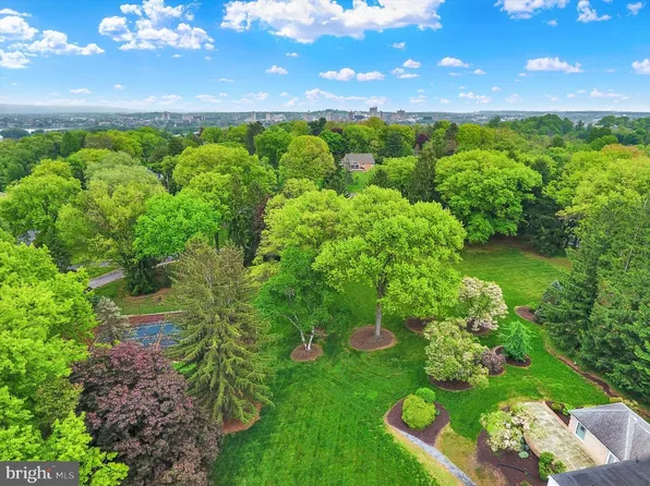 W Lawn Cir, Lemoyne, PA 17043