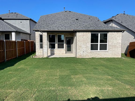4th image of 805 Amenduni Ln