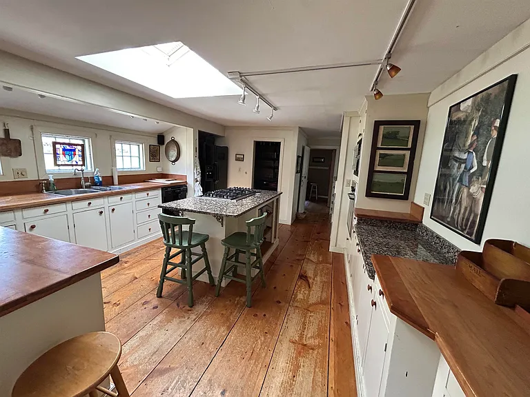266 N Haverhill Rd — Photo 4
