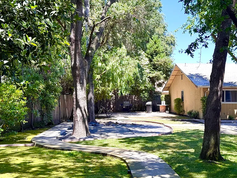 8815 Kelley Dr — Photo 25