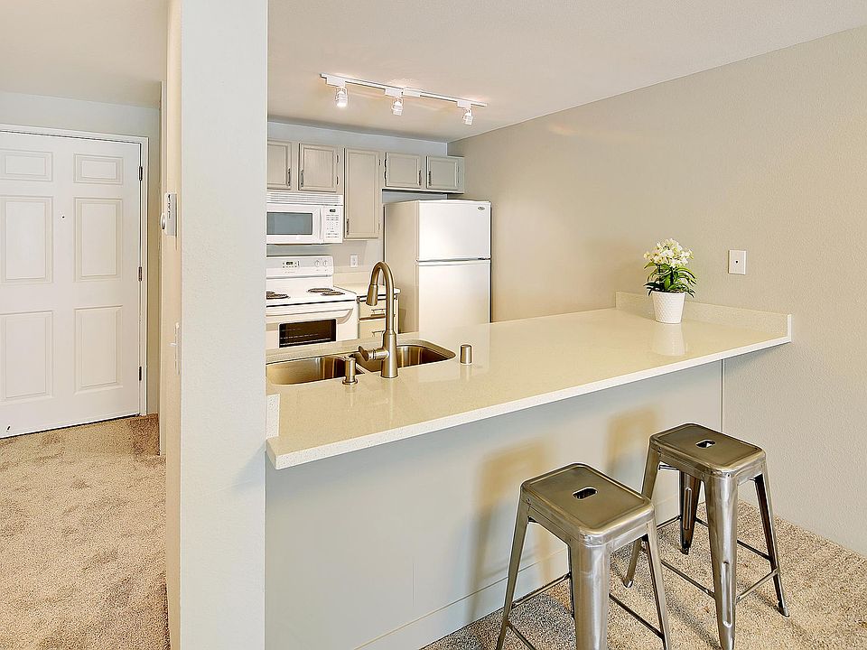 1st image of 10501 8th Ave NE APT 404