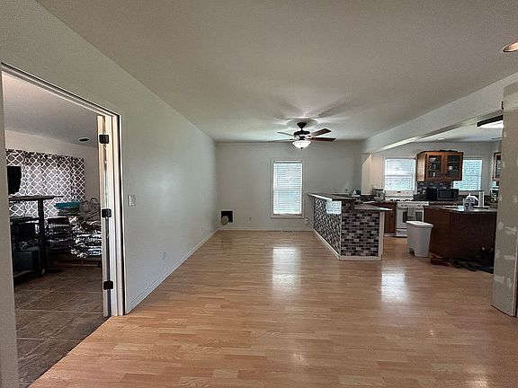 Dinner Room/ Breakfast Bar