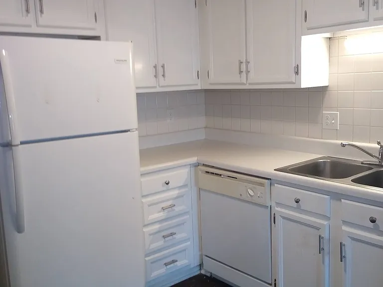 305 Lynnwood Dr #H — Photo 2