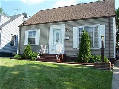 Wonderful 3 bed, 1.5 bath home with new roof and vinyl siding. Call to view!