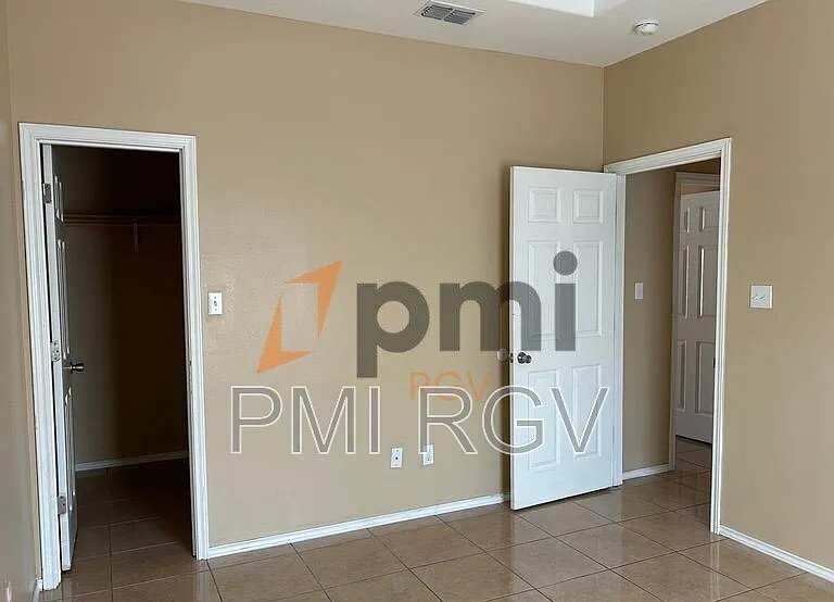 2708 Primrose #4 — Photo 14