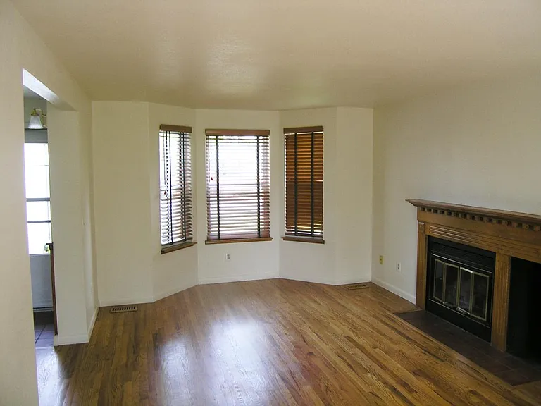556 W Sycamore St — Photo 2