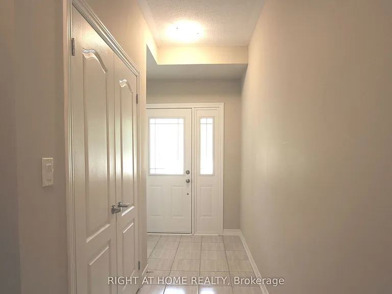 49 Milson Cres — Photo 4
