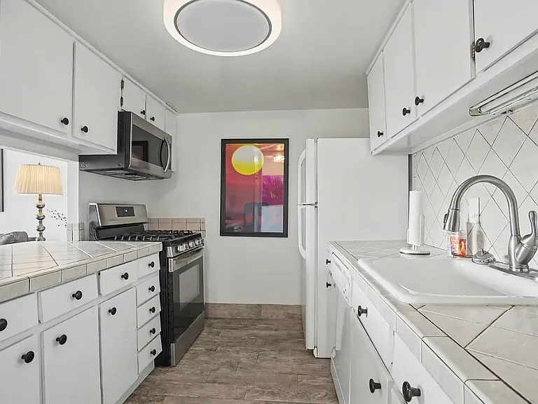 450 W 7th St #305 — Photo 4