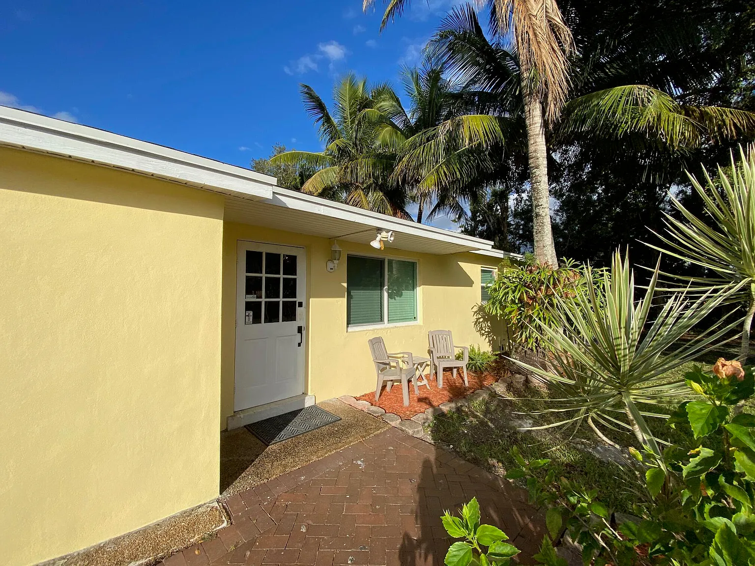 3 bed, 2.0 bath, 1008 sqft, $2,600 — Photo 2