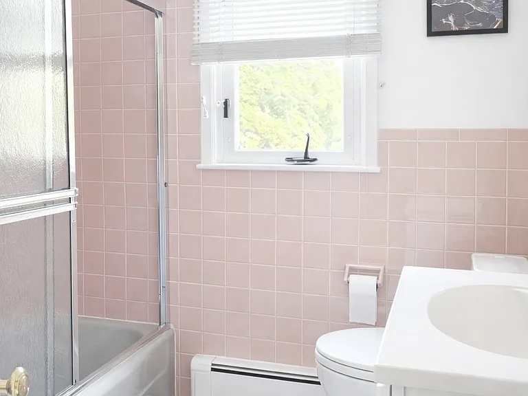 Bathroom w/tub and shower