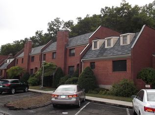 111 Promenade Dr, Hamden, CT 06514
