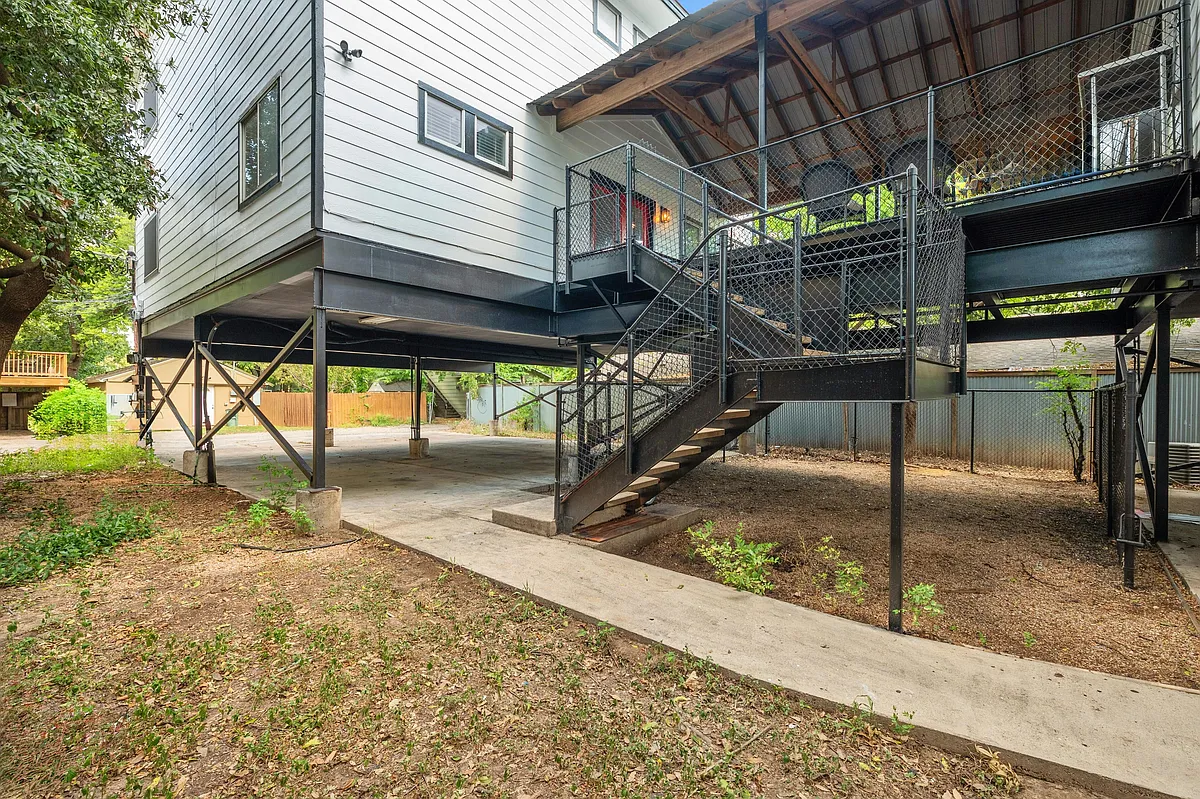 Building Photo - 3412 Speedway #B